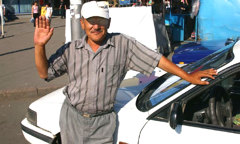 Казахстанским водителям разрешили пить кумыс за рулем