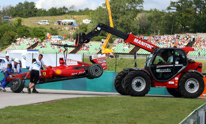 В ходе заездов перед венгерским этапом Формулы-1 в шлем 28-летнего Массы попал элемент подвески, сорвавшийся с машины Рубенса Баррикелло