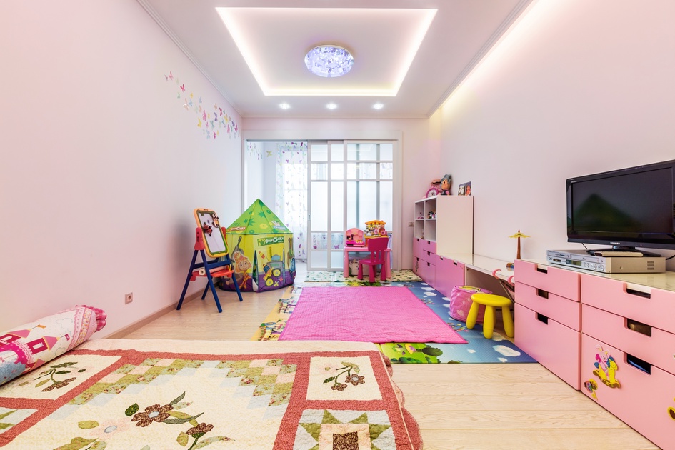 Детская комната выглядит ярче, чем весь интерьер: на смену сдержанным пастельным тонам пришел насыщенный розовый цвет
