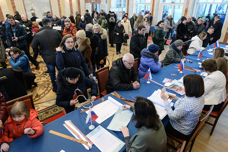 Избиратели на выборах президента России на избирательном участке в посольстве РФ в Минске.
