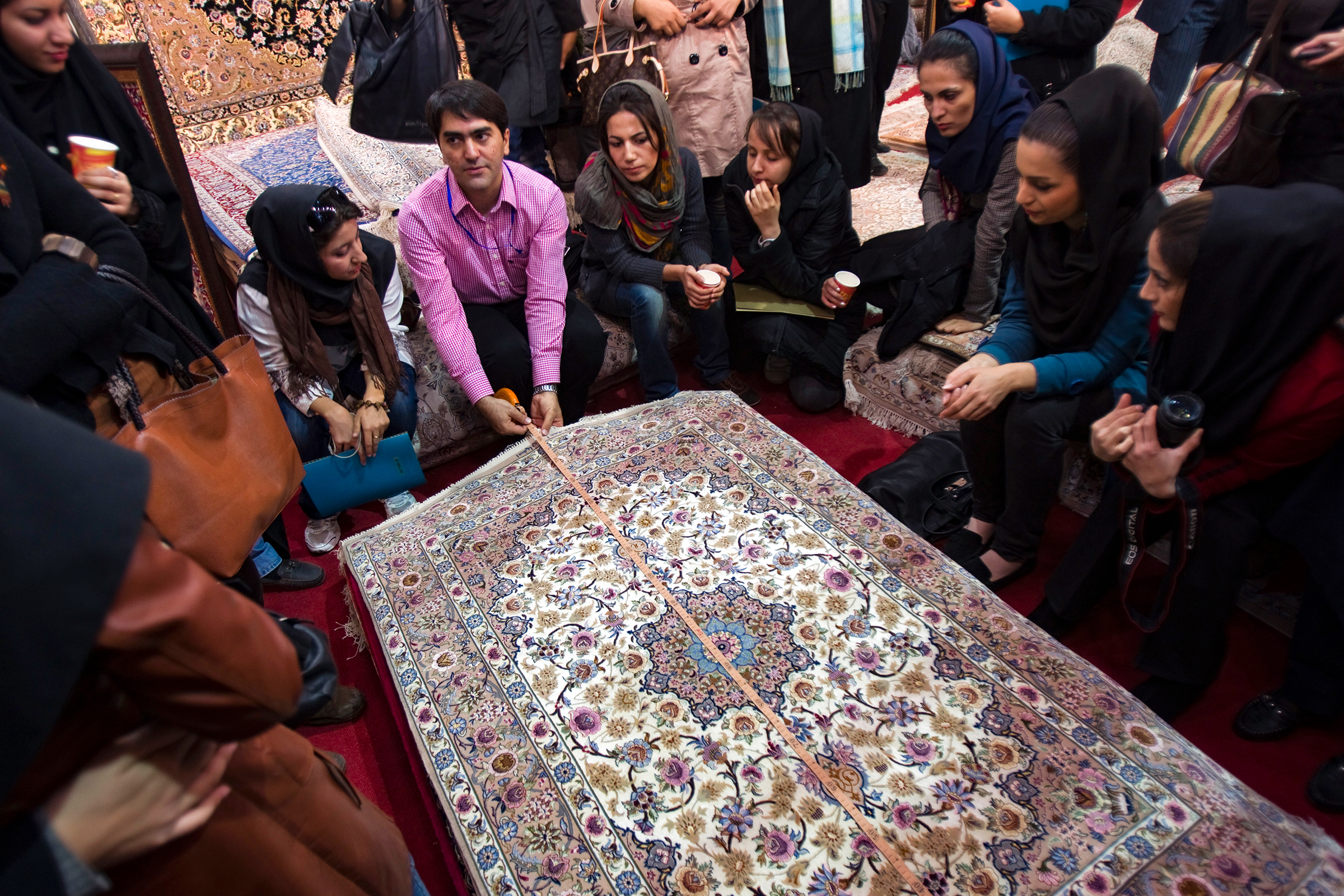 ​Все персидские ковры можно разделить на три группы в соответствии с размерами: большие (3х4 м), средние (2х3 м) и маленькие (1х1,15 м). Обычно они называются в честь городов или регионов, где производятся
&nbsp;
