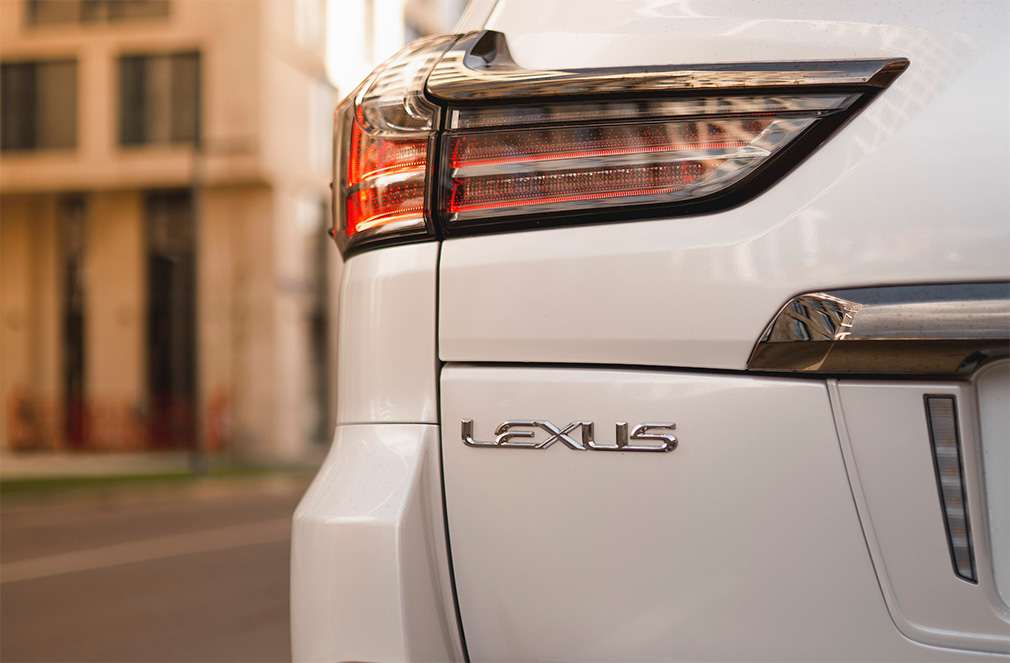 Lexus привез в Россию «черную» версию флагманского внедорожника LX