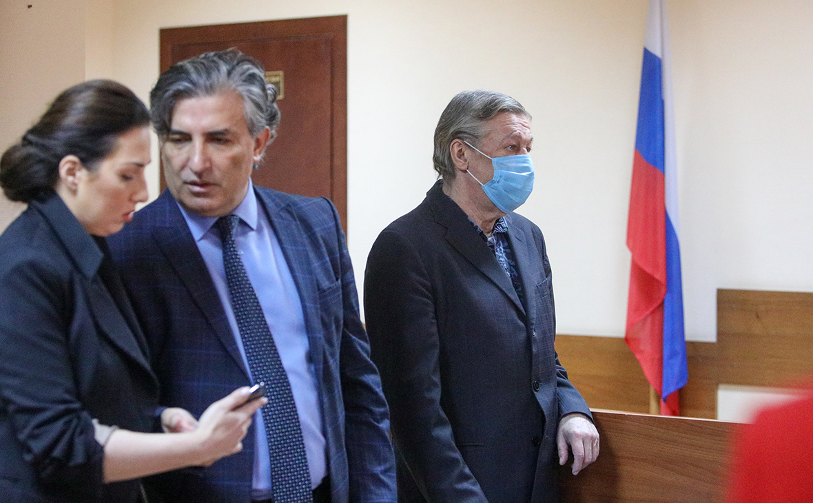 Елизавета Шаргородская, Эльман Пашаев и Михаил Ефремов (слева направо) в Пресненском районном суде