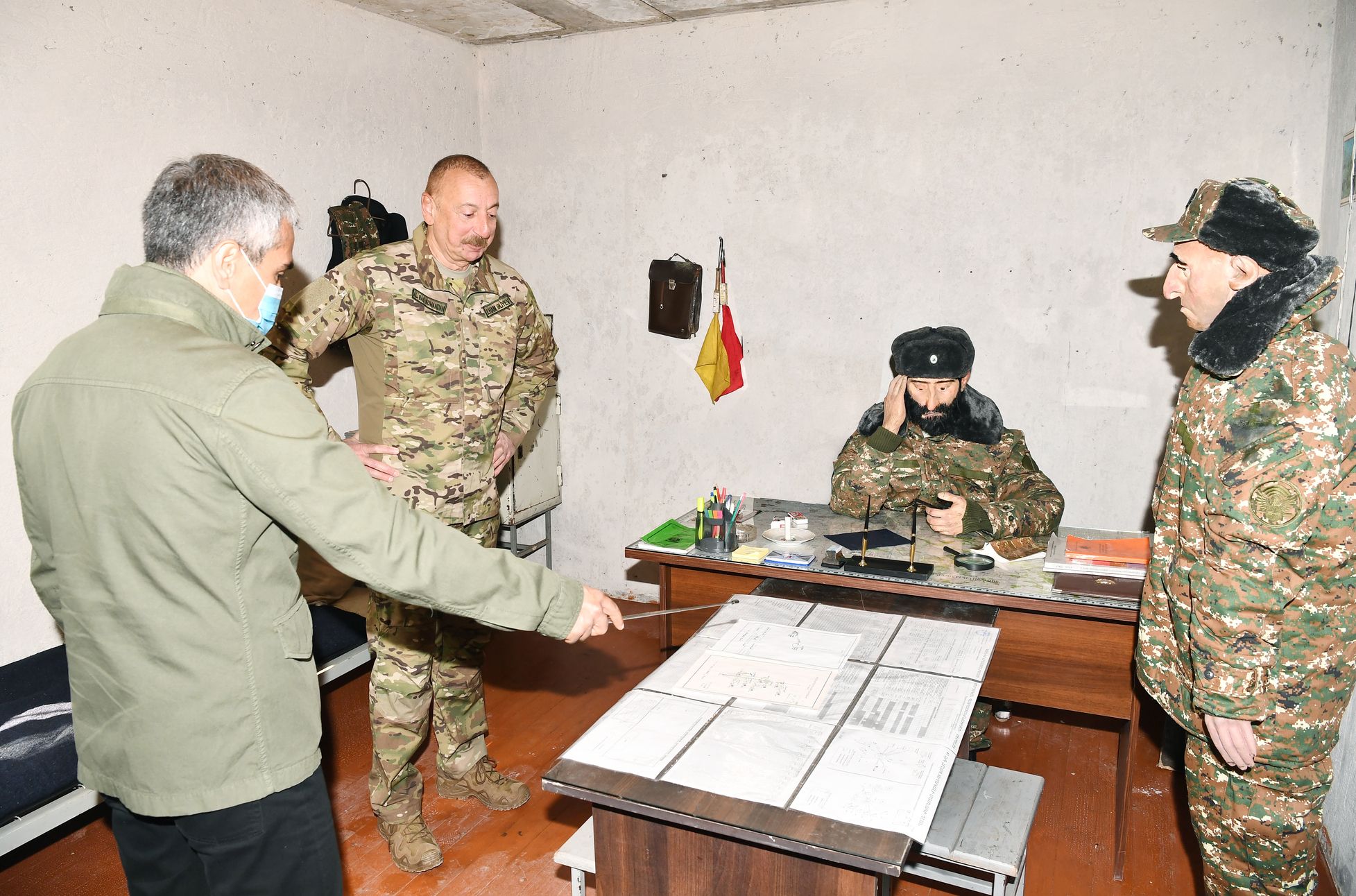 После открытия парка Ильхам Алиев встретился с награжденными военнослужащими