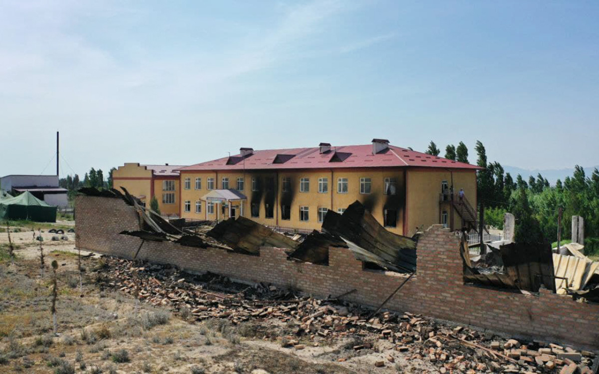 Разрушенные здания в приграничном с Таджикистаном селе Максат Лейлекского района Баткенской области Киргизии