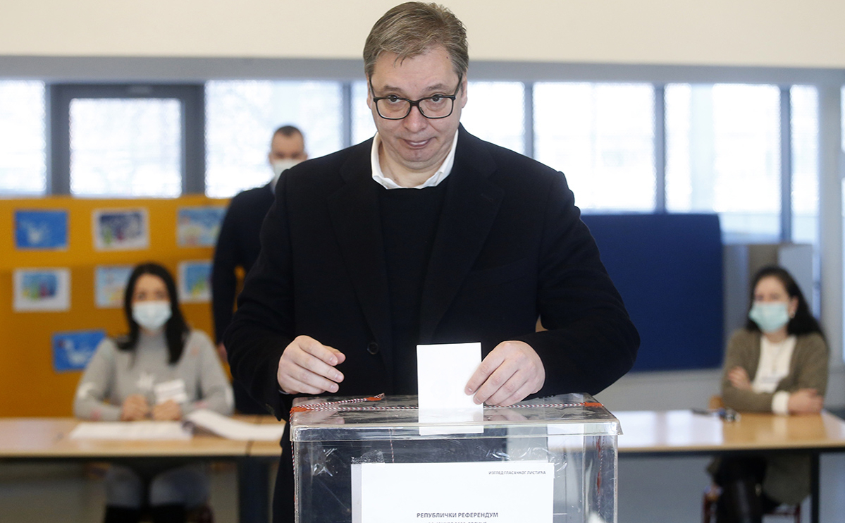 Александр Вучич во время голосования