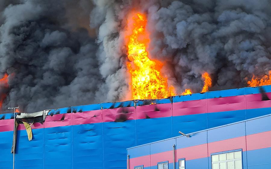 На горящем складе Ozon в Истре обрушилась крыша
