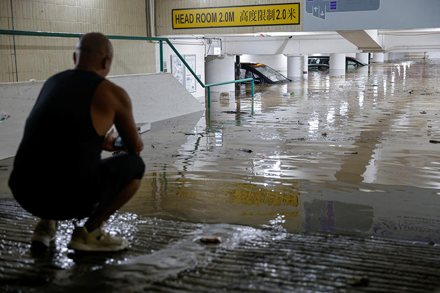 Затопленная парковка в Гонконге