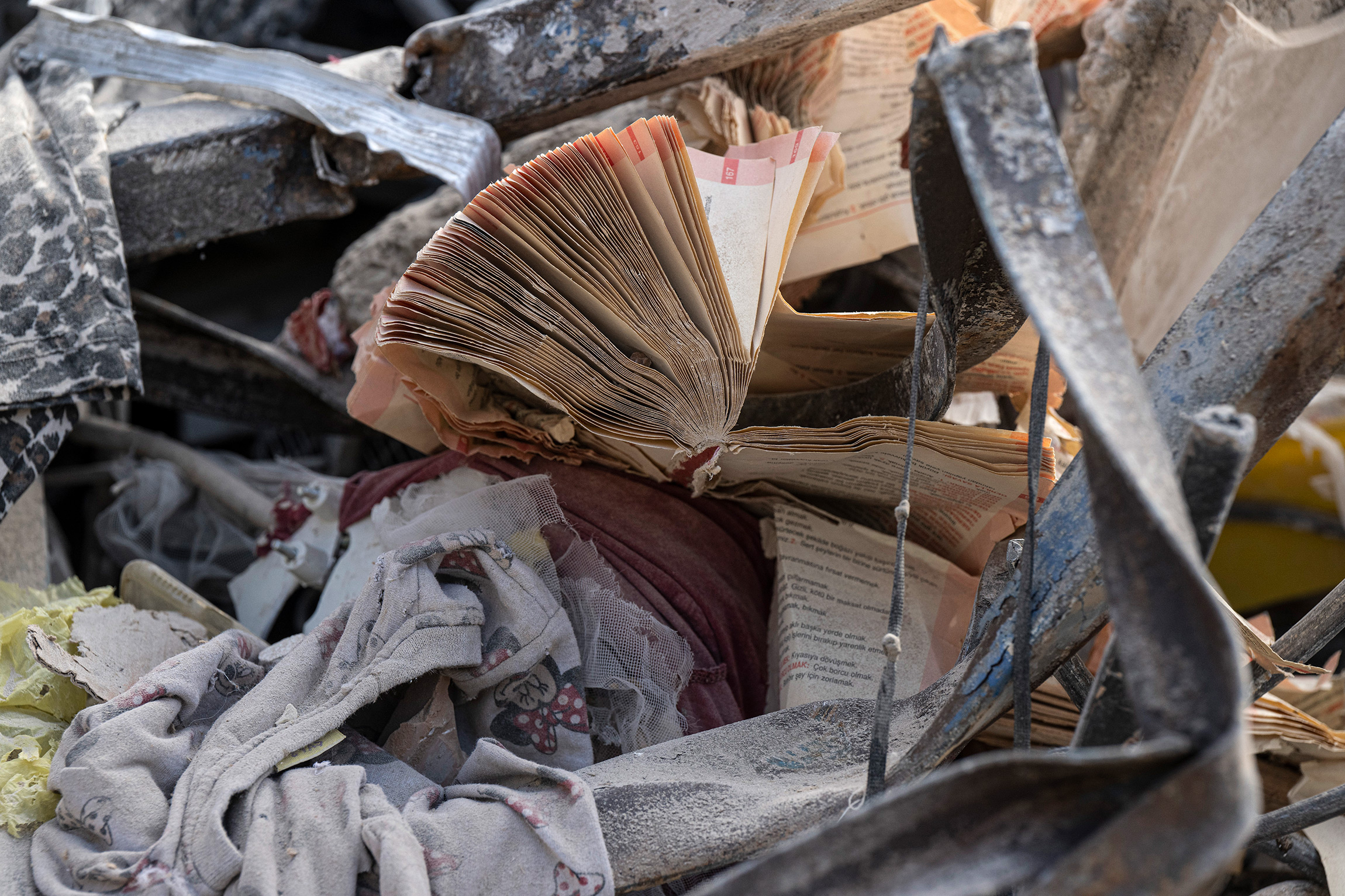 Книги под развалинами разрушенных домов в городе&nbsp;Кырыкхан, 14 февраля 2023 года