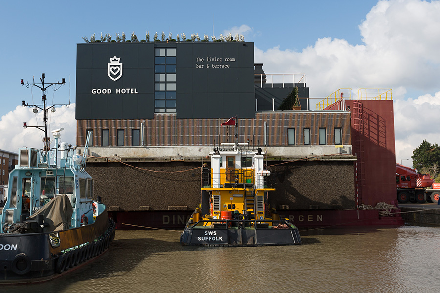 Good Hotel прибыл в порт Royal Victoria Dock на востоке Лондона после того, как был отбуксирован из Амстердама, 2016 год