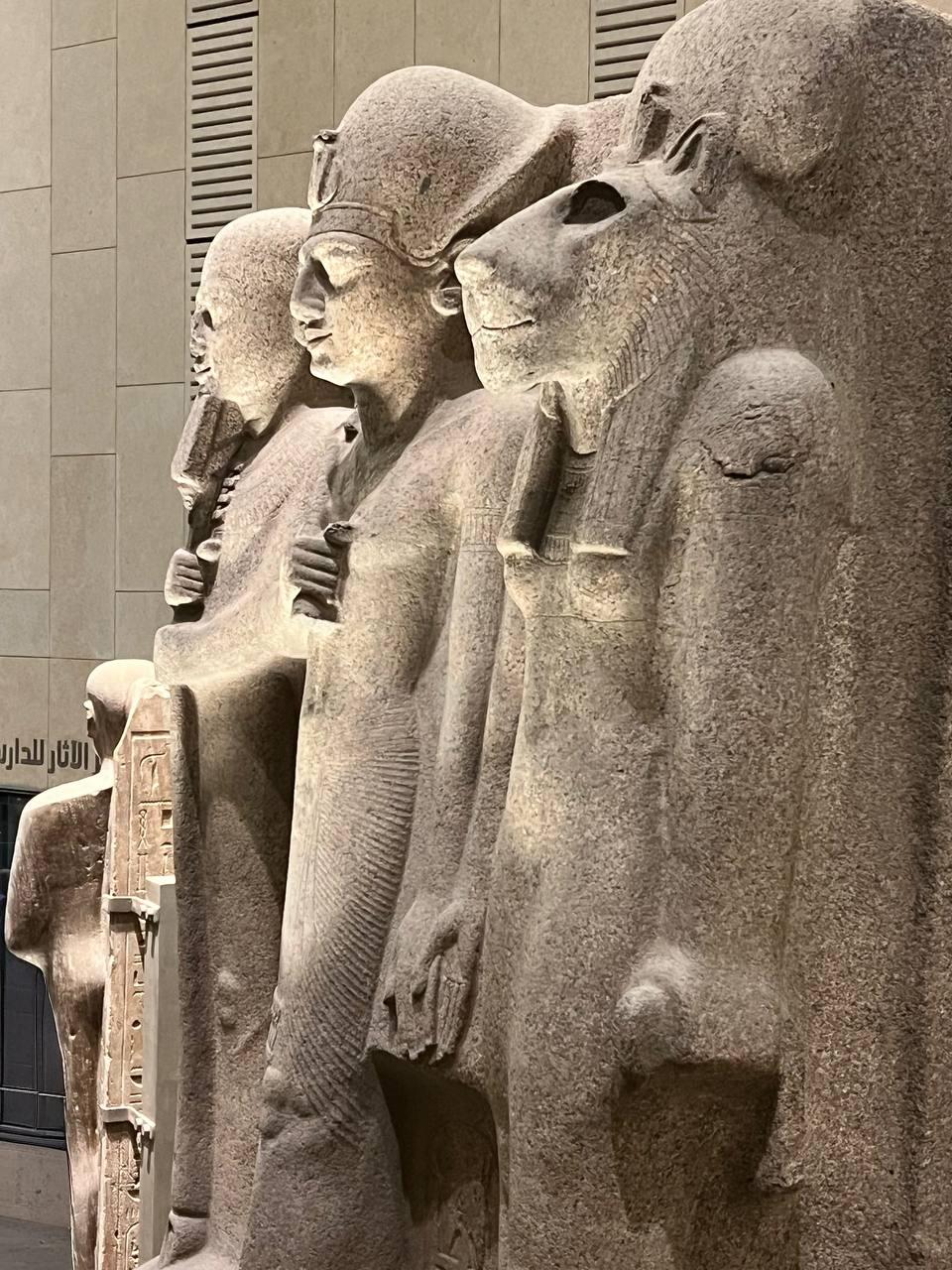 Статуя бога Птаха, фараона Рамзеса II и богини Сехмет