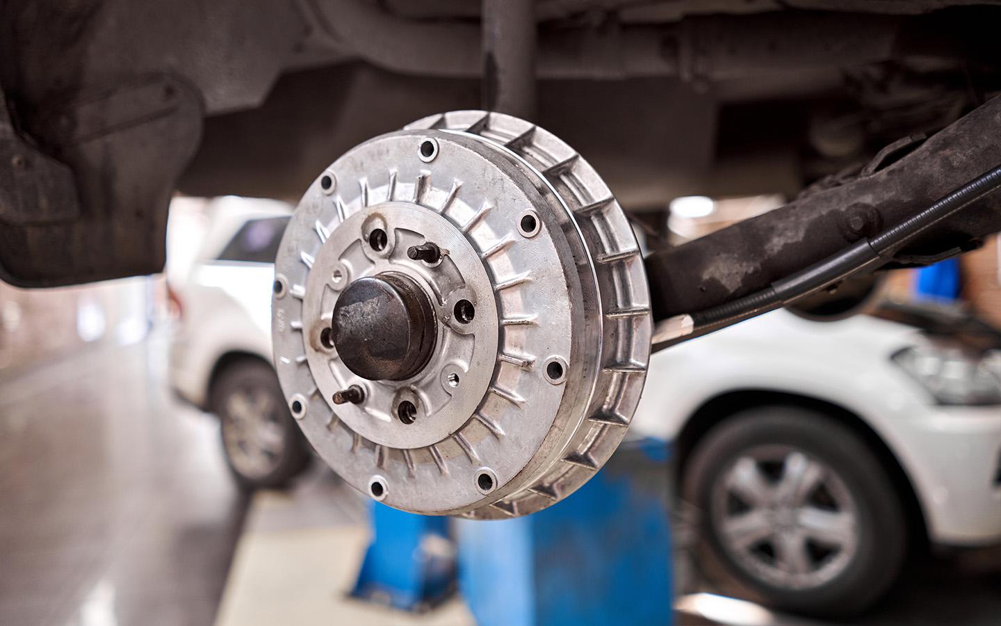 Как устроены барабанные тормоза и чем они отличаются от дисковых