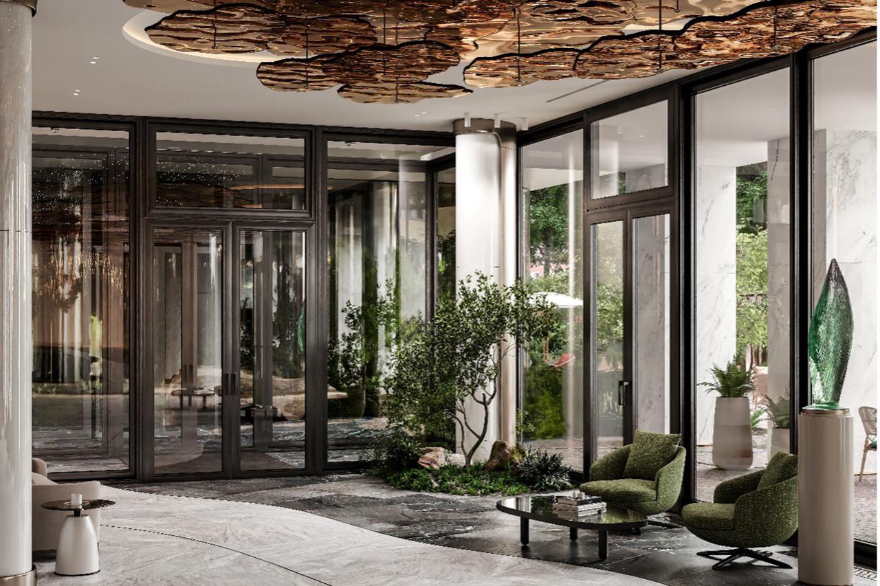 Летом витражи в лобби распахиваются, стирая границы между домом и озеленением