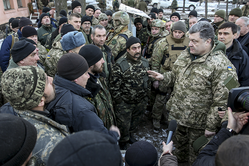 Президент Украины Петр Порошенко говорит с военнослужащими в Артемовске после того, как они покинули Дебальцево.

