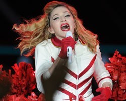 Мадонна поддержала геев Петербурга голой спиной и розовым браслетом