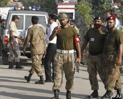 В Пакистане смертник въехал в полицейский участок: 5 погибших