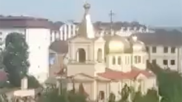 Появилось видео с места нападения боевиков на церковь в Грозном