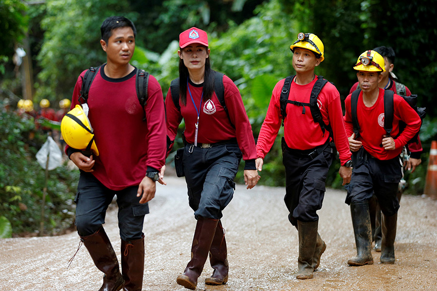 Сотрудники спасательных служб готовятся к эвакуации подростков из пещеры
