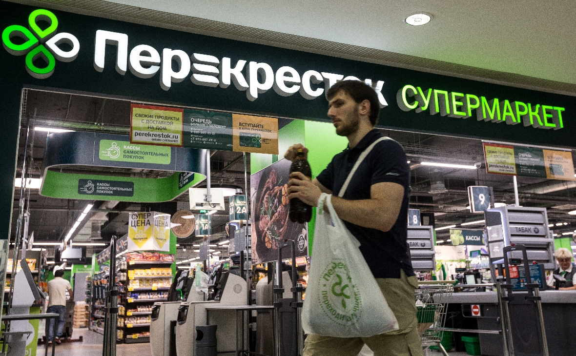 Перекресток быстро. Перекресток магазин. Очередь магазин перекресток. Форма перекресток магазин. Перекресток магазин кассиры.