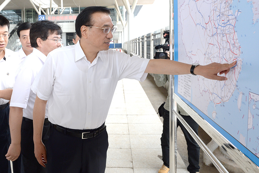 Ли Кэцян на строительной площадке железнодорожного вокзала в округе Чанша, провинция Хунань, в июле 2014 года