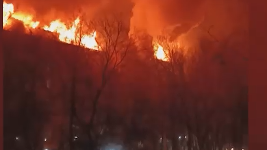Огнем охватило всю крышу: как тушили загоревшийся в Москве жилой дом