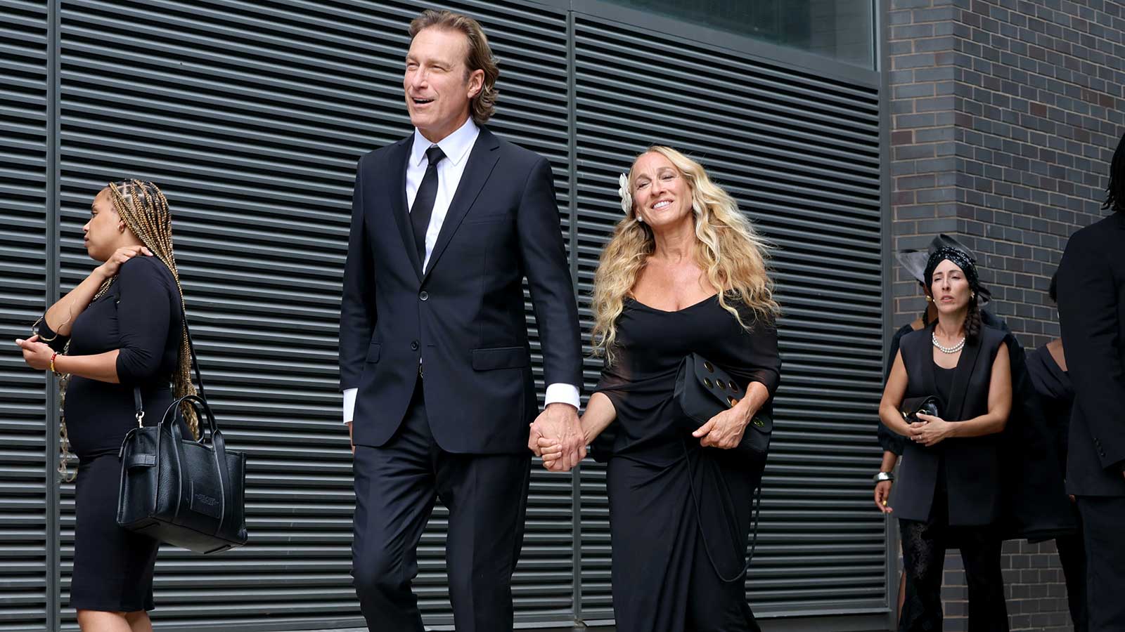 Қызыл шашты сексуалды ару жасырын камерада өзін сүйіктісіне берді.