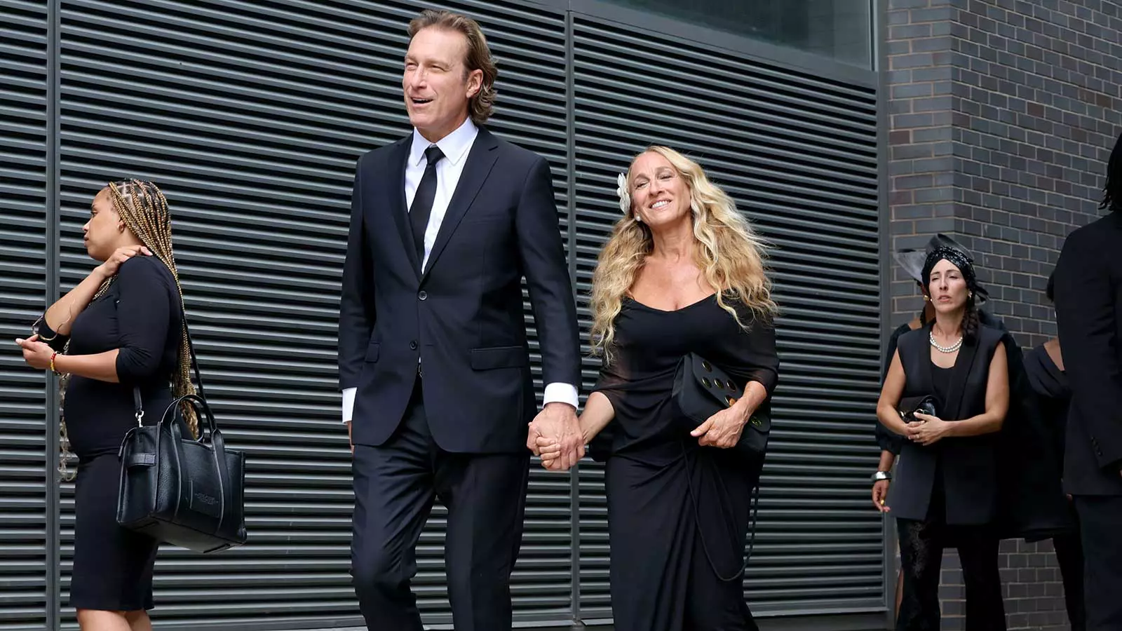 Үлкен кеуделі орыс қызды порнографиялық шеңберде айналдырды. Жалаңаш орыс қыздары