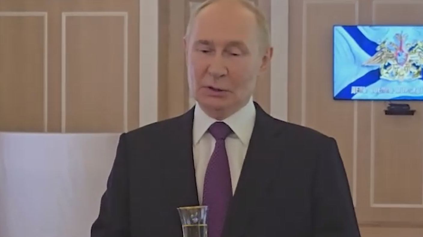 Путин в Петербурге поздравил военных моряков с Днем ВМФ