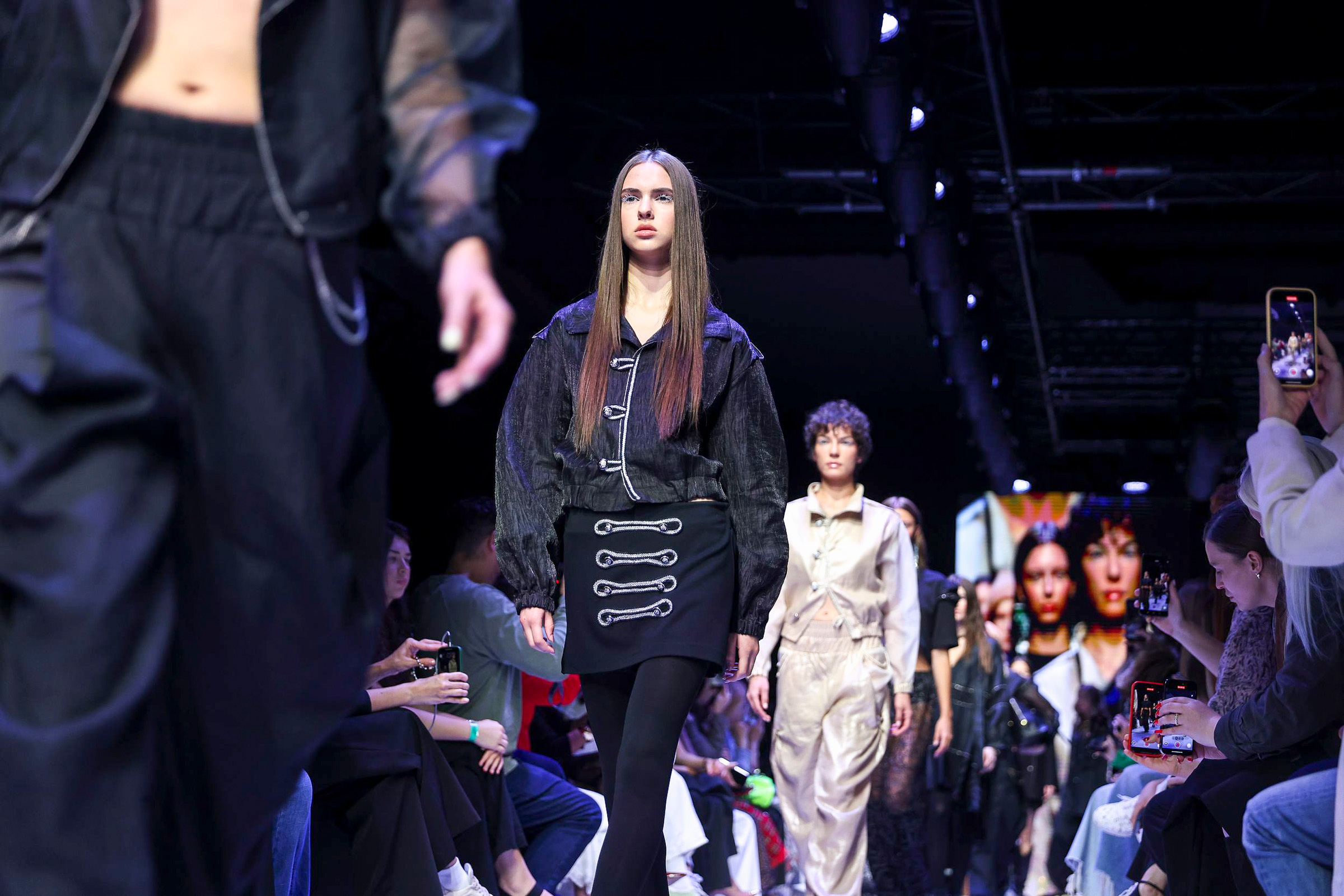 В день открытия в модном показе приняли участие такие бренды, как MASHA ANDRIANOVA, the VOW, FLASHIN, ALEXANDER ARUTYUNOV, ADDICTED_TO&hellip;, ALEXANDRA SEROVA, KUCHUGOVA (Москва), Joseph Mendoza (Никарагуа), Alina Vladi Brand Wear (Казань), LOOM Weaving (Армения), TATIANA KOTOVA (Челябинск), STAS LOPATKIN и IANIS CHAMALIDY (Санкт-Петербург).