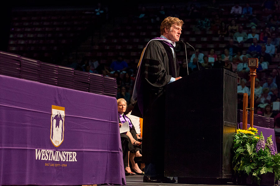 Роберт Редфорд выступает на сцене на церемонии открытия Вестминстерского колледжа в Солт-Лейк-Сити, штат Юта, 2013 год.

В 1981 году Редфорд основал институт независимого кино &laquo;Сандэнс&raquo;, который ежегодно проводит в городе Парк‑Сити (Юта) одноименные кинофестивали, ставшие самыми заметными мировыми смотрами независимого кино. Его лауреатами&nbsp;в разные годы становились Квентин Тарантино, Даррен Аронофски Роберт Родригес, Стивен Содерберг и другие.

