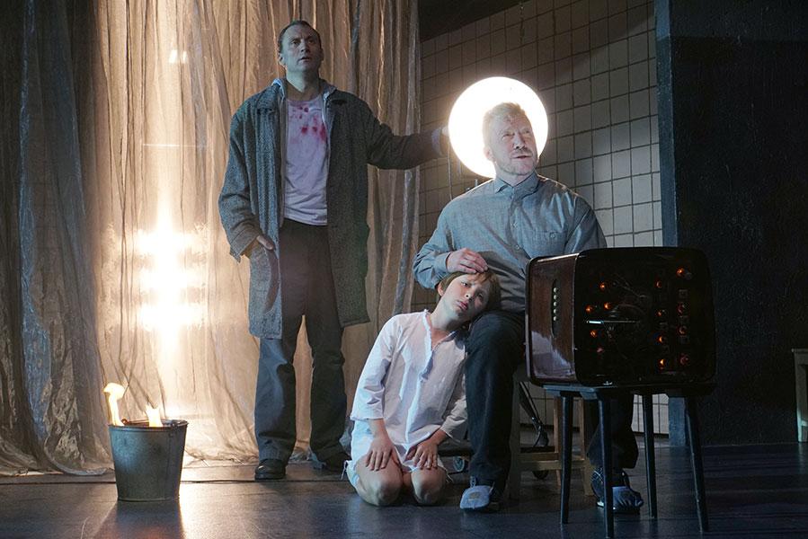 Анатолий Белый, Алексей Кравченко и Александр Булатов в спектакле &laquo;Человек-подушка&raquo; Кирилла Серебренникова в Moscow Art Theatre, 2018 год