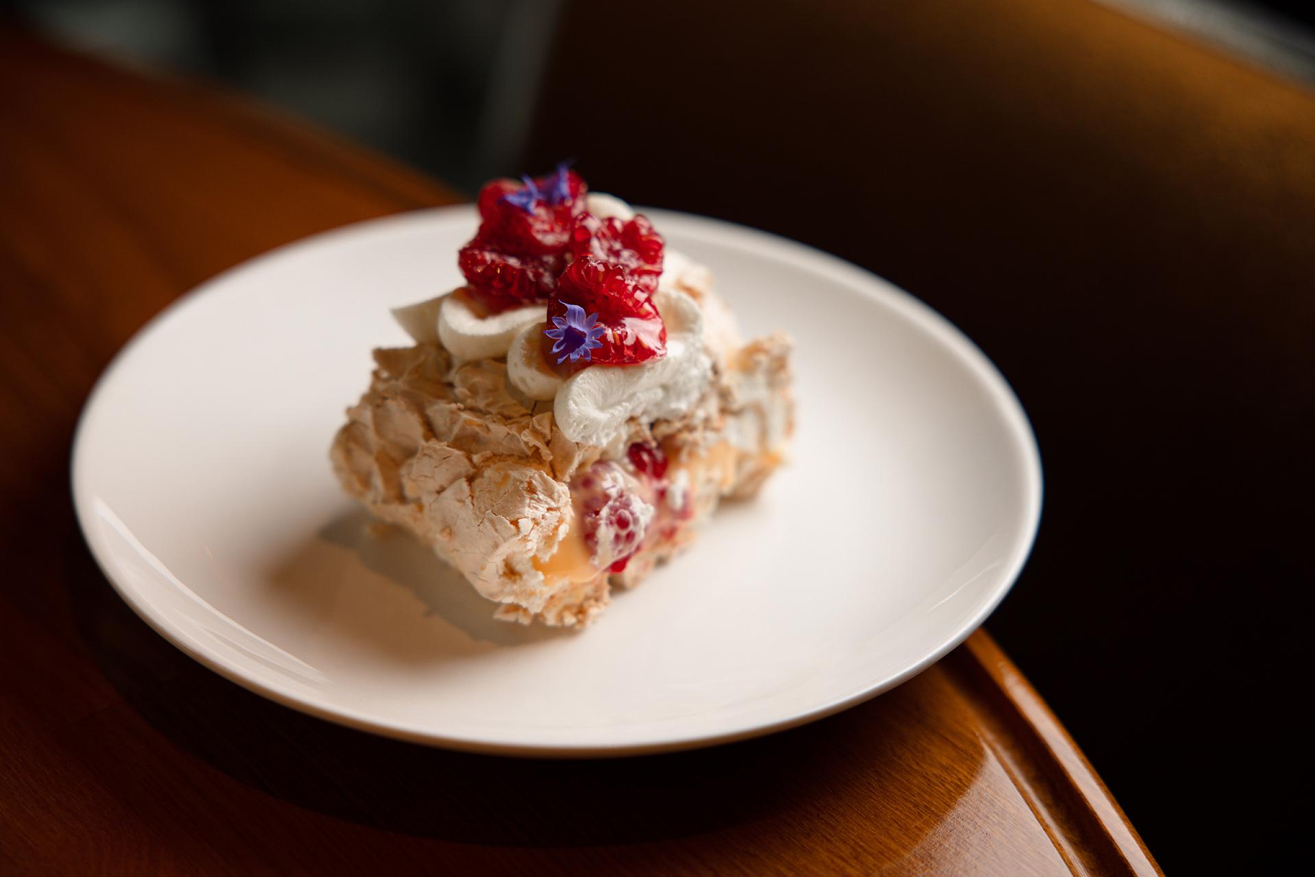 Малиновый рулет из меренги в Mosto la Caffeteria