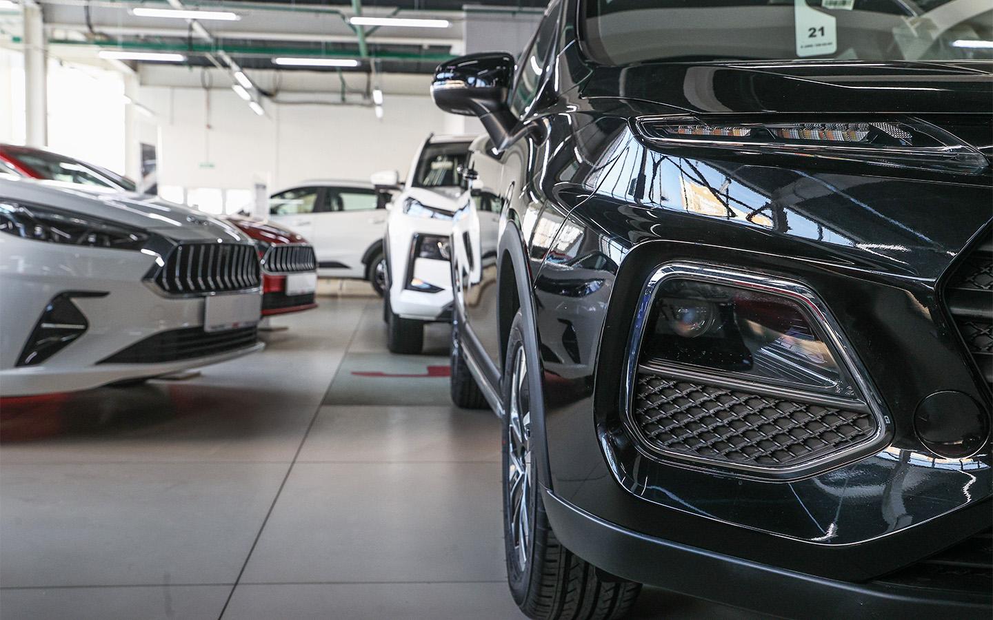 «Только в кредит». Юристы — про отказ дилеров от продажи машин за наличку