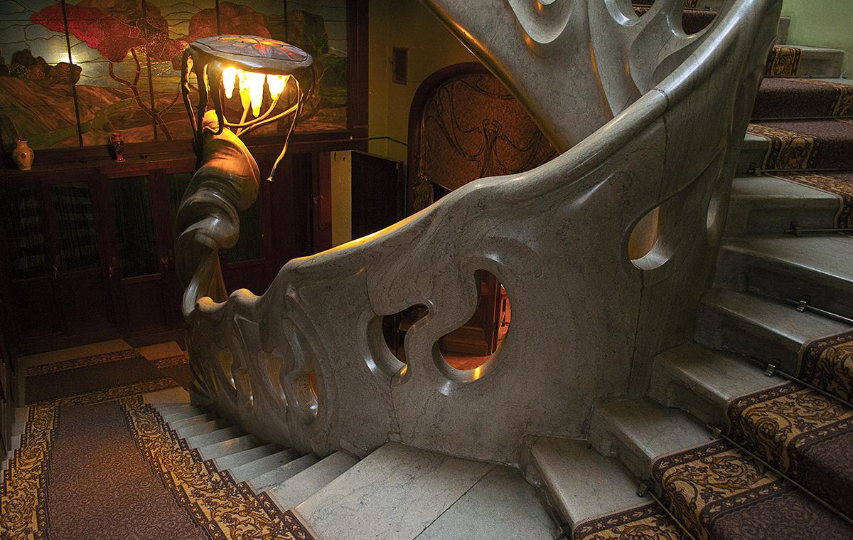 Парадная лестница-волна с лампой-медузой