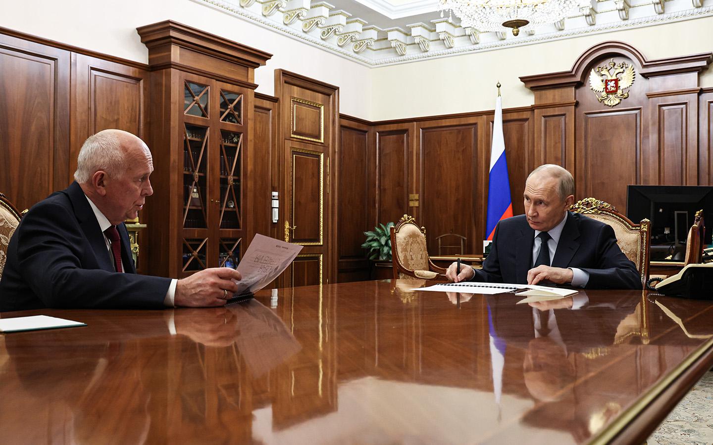 Президент РФ Владимир Путин и генеральный директор ГК &laquo;Ростех&raquo; Сергей Чемезов (справа налево) во время встречи в Кремле. Москва.&nbsp;7 мая 2026 года