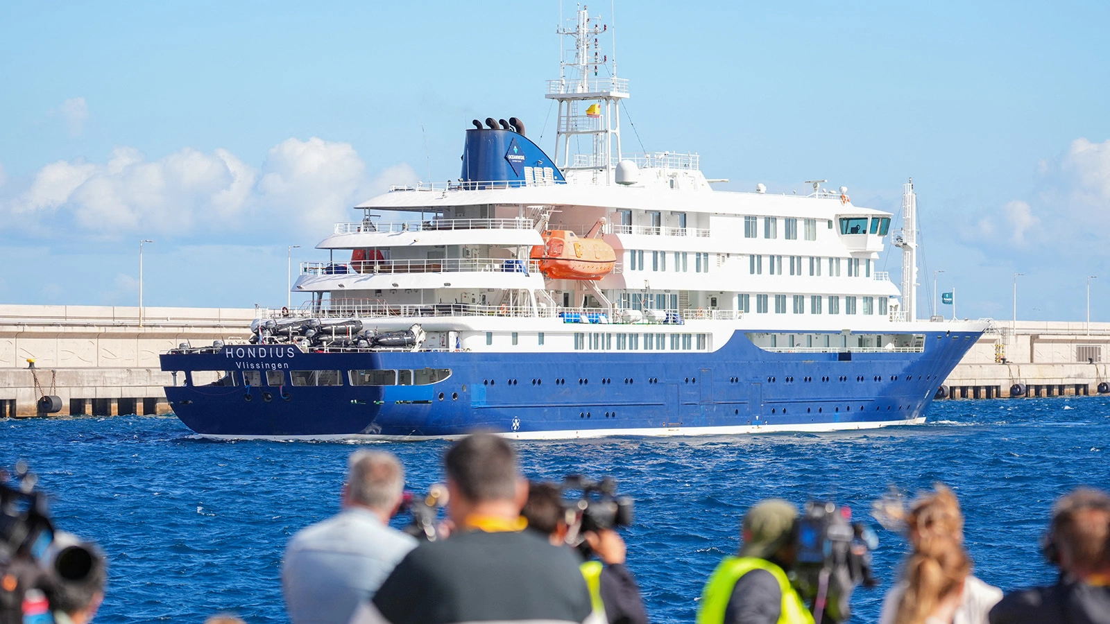 Круизный лайнер MV Hondius