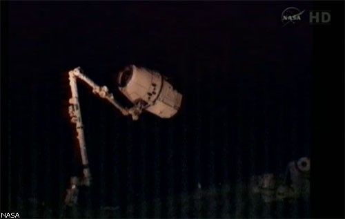 Частный космический корабль Dragon успешно пристыковался к МКС. ФОТО