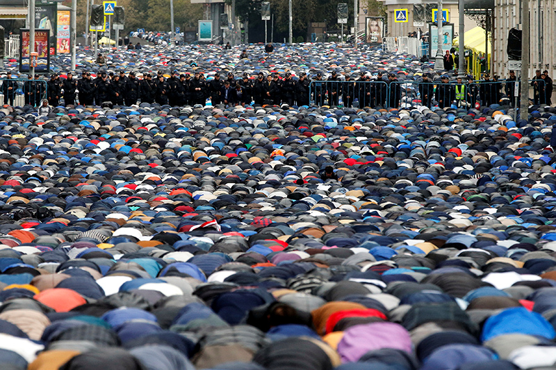 Мусульмане у Московской соборной мечети, недалеко от проспекта Мира, совершают намаз в день празднования Курбан-байрама