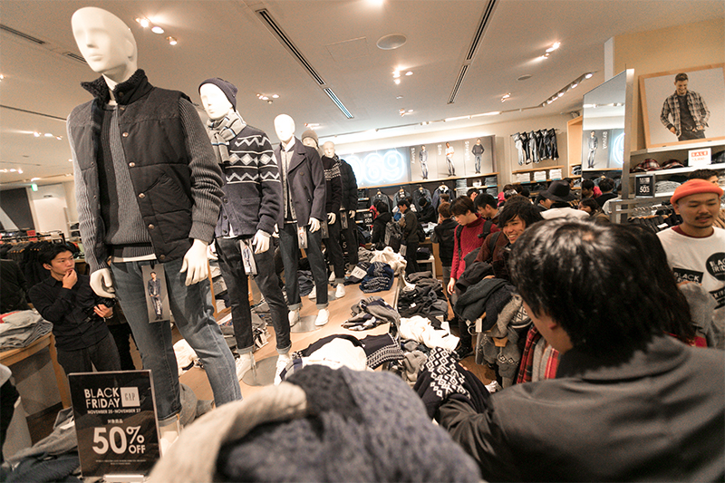 Покупатели изучают предложения в&nbsp;магазине&nbsp;Gap, расположенном в&nbsp;квартале Харадзюку в&nbsp;Токио
