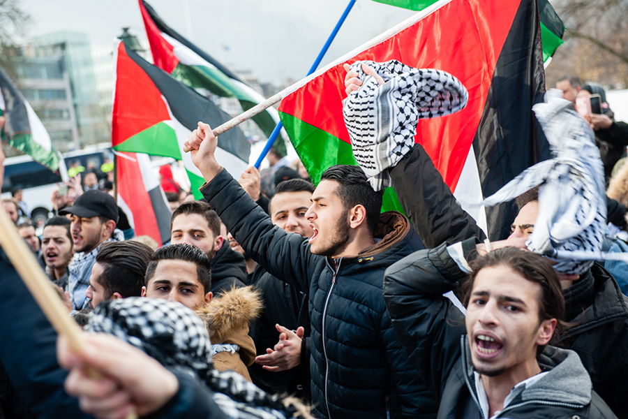 Около 200 протестующих с палестинскими флагами собрались на демонстрацию возле американского посольства в нидерландской Гааге.
