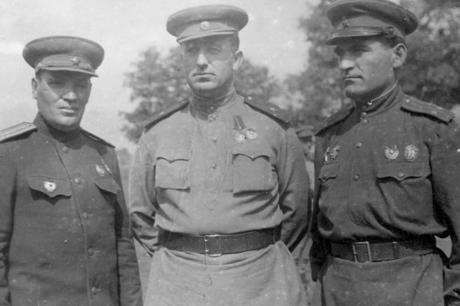 Павел Фёдорович Батицкий (в центре) с офицерами корпуса