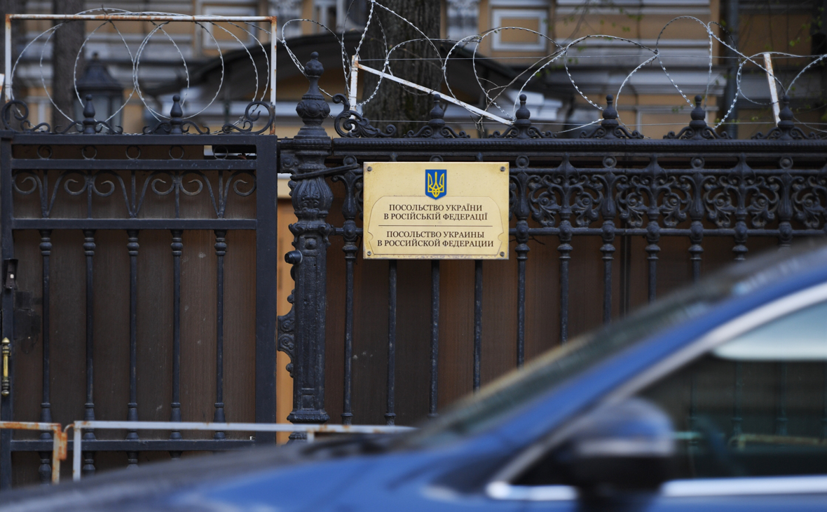 Табличка на ограде у здания консульского отдела посольства Украины в РФ