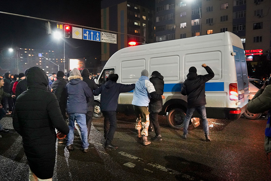 Пострадавшие есть и среди силовиков. По данным МВД Казахстана, в ночь на 5 января травмы получили 95 полицейских