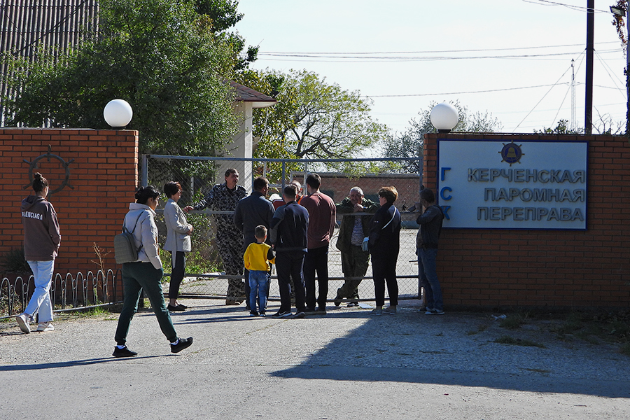 Люди в ожидании возобновления работы паромной переправы в Керчи. По словам&nbsp; председателя совета министров Республики Крым Юрия Гоцанюка, она заработает в ближайшие часы.

