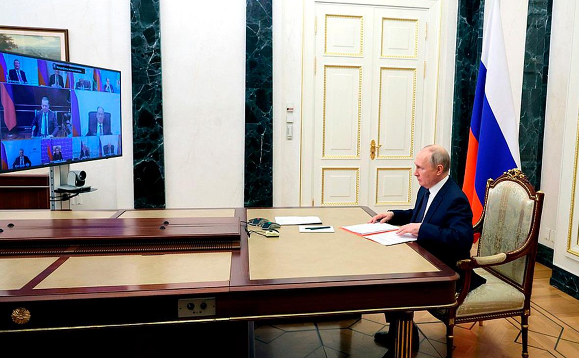 Владимир Путин во время совещания с постоянными членами Совета безопасности