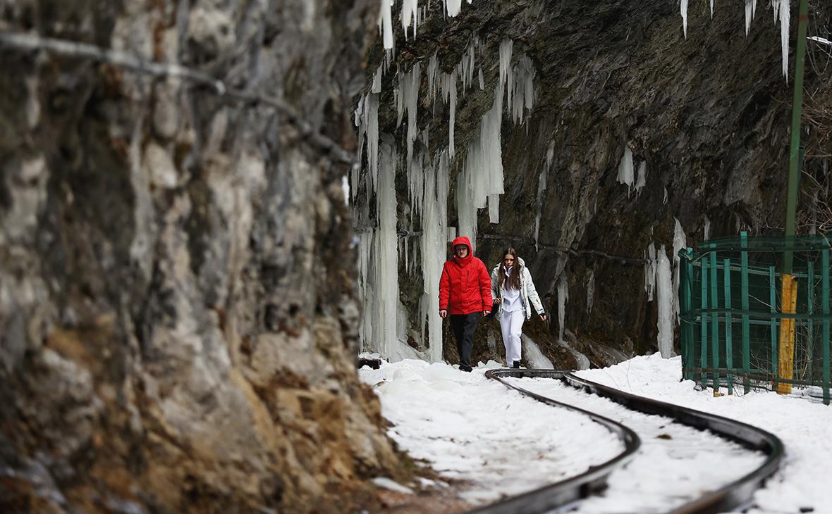 Туристы в замерзшем Гуамском ущелье в Краснодарском крае