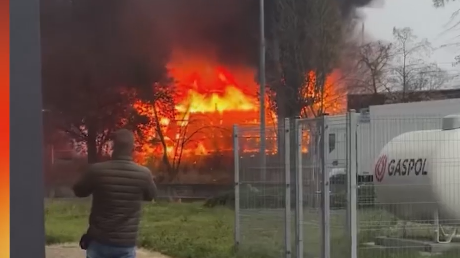 В Познани загорелись товарный поезд и электричка с болельщиками