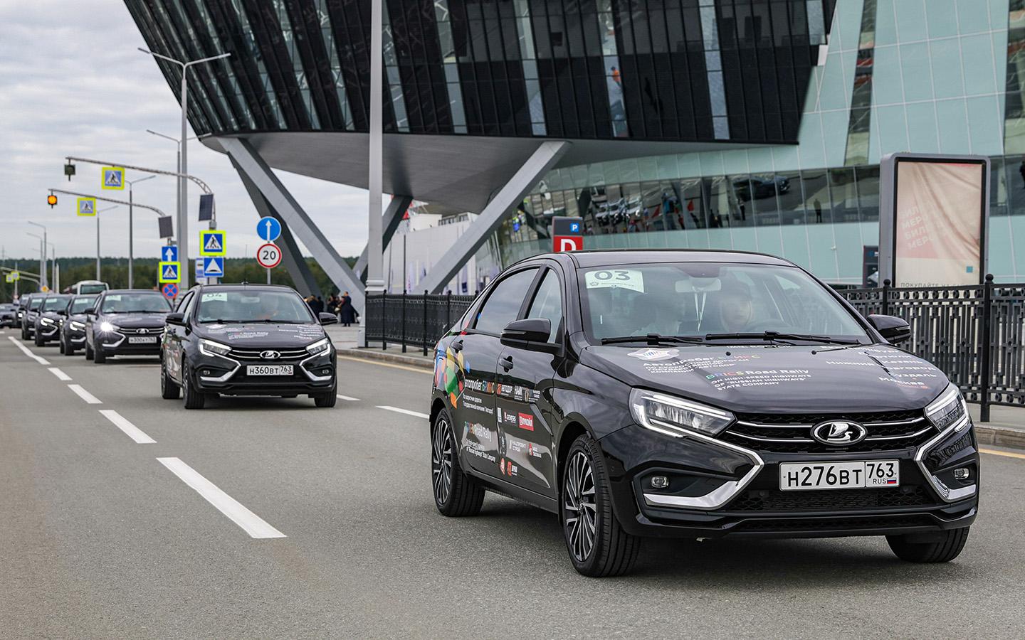 Автопробег БРИКС+ стартовал. На каких машинах проедут участники по М-12