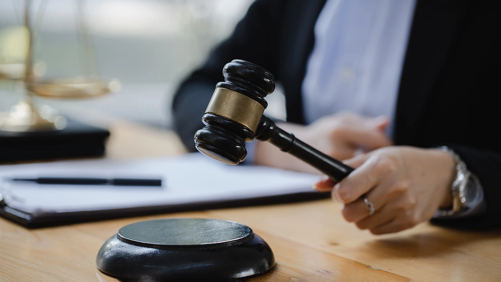 Ставшая матерью в 62 года американка оказалась в суде из-за детей