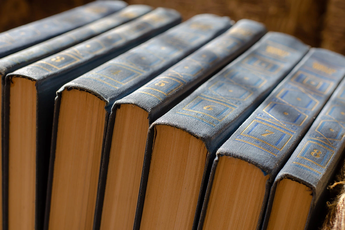 Роман — крупное произведение, которое может содержать несколько томов